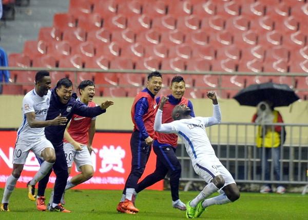  图卢兹绝杀Troyes保级成功 球迷冲进场庆贺  