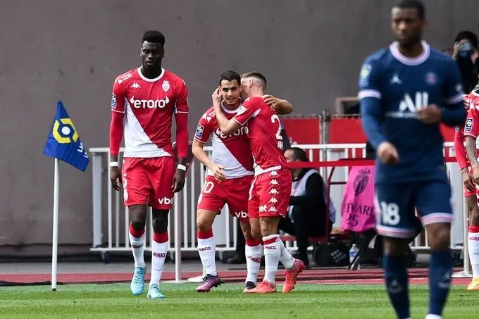  昂热主场气势压制，摩纳哥后防失误送大礼